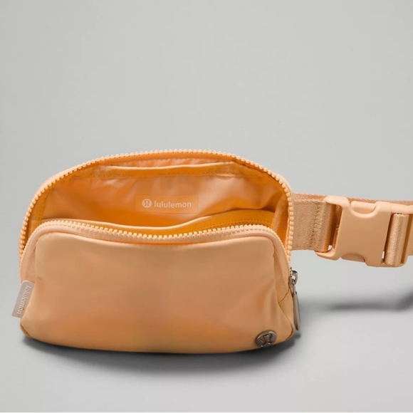 Lululemon Everywhere Belt Bag 1L NWT - Picture 2 of 4